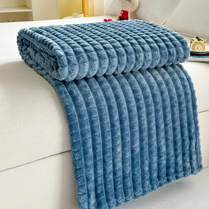 Plaid effet fourrure côtelé – relief quadrillé, du canapé au lit deux places