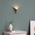 Applique murale triangulaire – lumière indirecte vers le haut