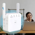 Répéteur wifi branché près d'un poste de travail