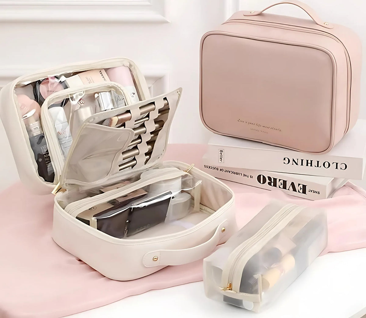 Trousse de maquillage ouverte à plat, brosses rangées