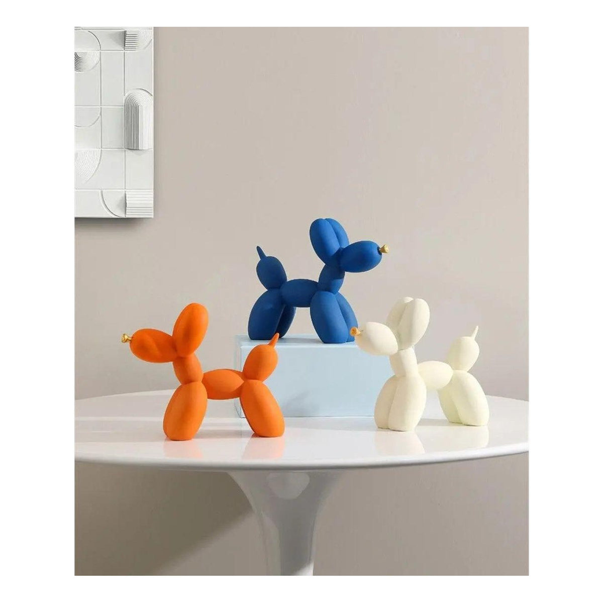 Statue chien ballon en résine – finition mate, nœud doré