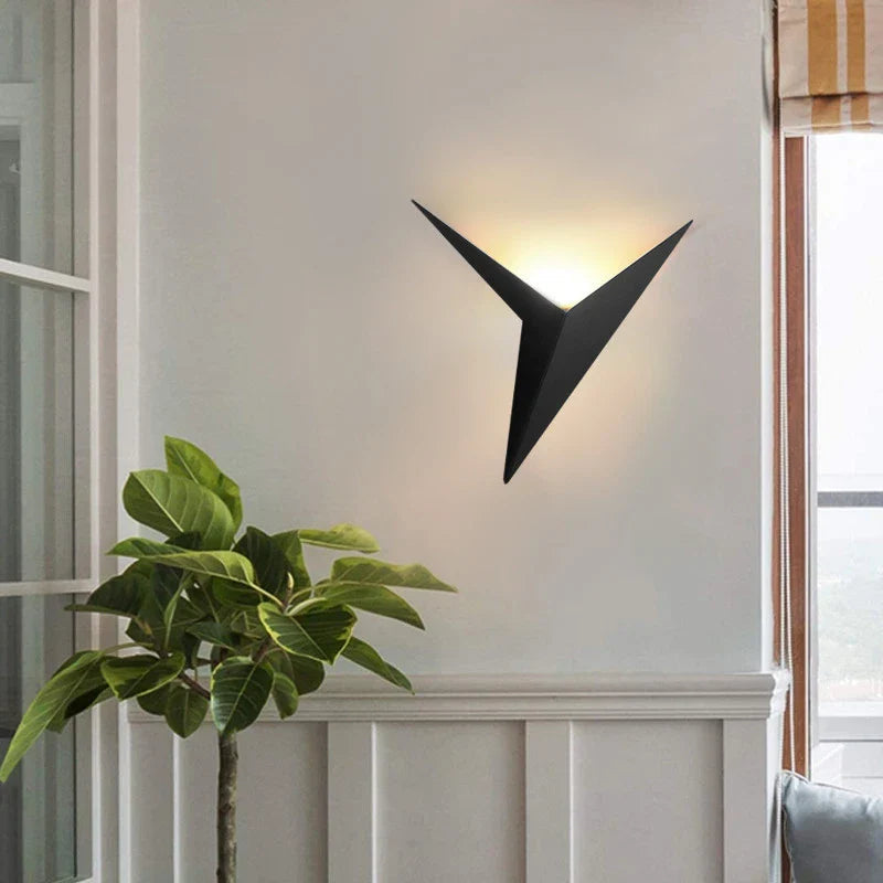 Applique murale triangulaire – lumière indirecte vers le haut