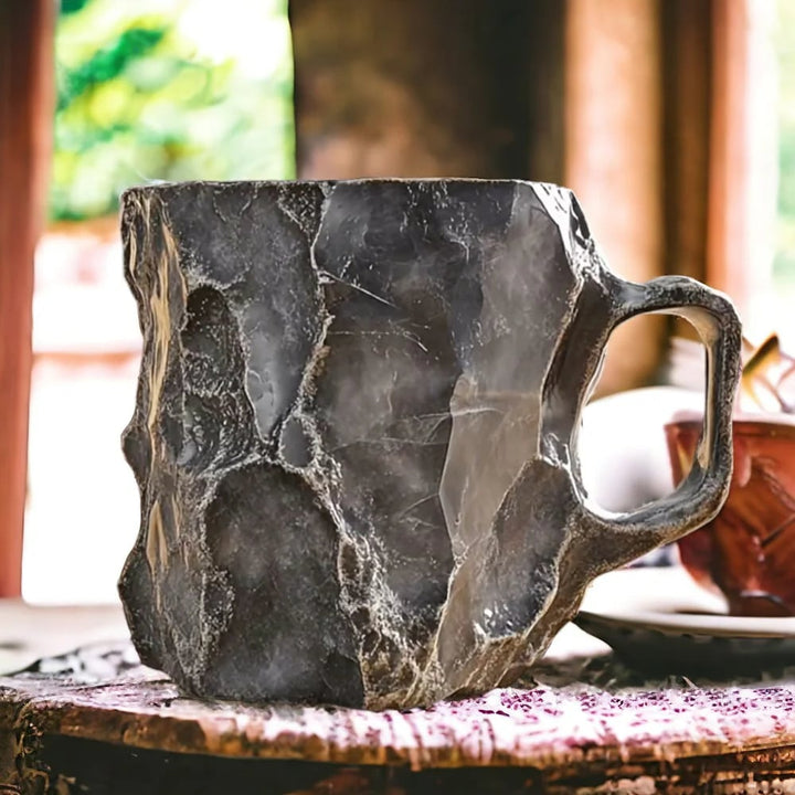 Tasse à café aspect minéral – façonnée à la main, isolante et passe au micro-ondes