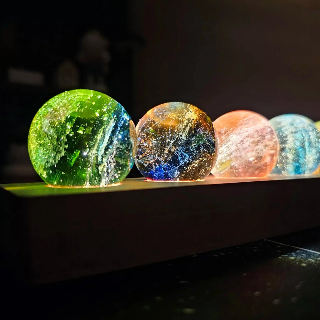 Lampe d'ambiance à sept boules lumineuses – socle en bois à LED, effet galaxie