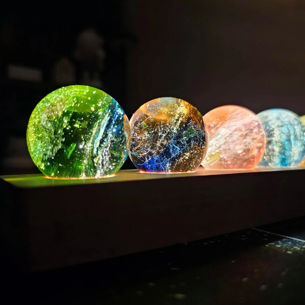 Lampe d'ambiance à sept boules lumineuses – socle en bois à LED, effet galaxie