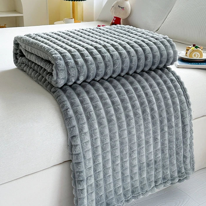 Plaid effet fourrure côtelé – relief quadrillé, du canapé au lit deux places