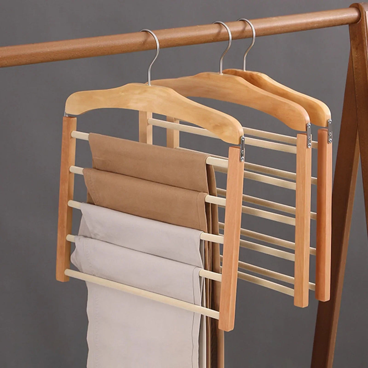 Cintre à pantalons 5 barres – bois et métal, crochet pivotant