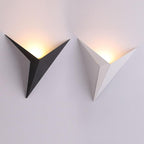 Applique murale triangulaire – lumière indirecte vers le haut