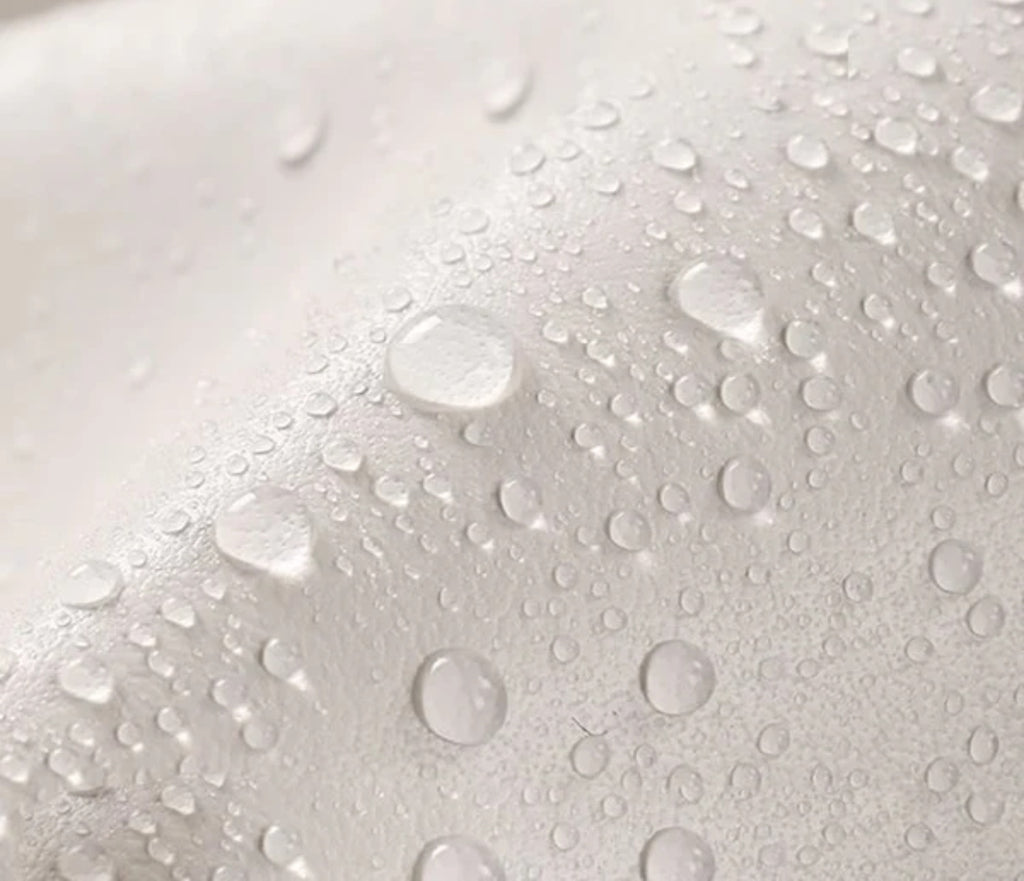Gouttes d'eau perlant sur le revêtement