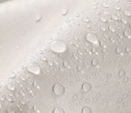 Gouttes d'eau perlant sur le revêtement