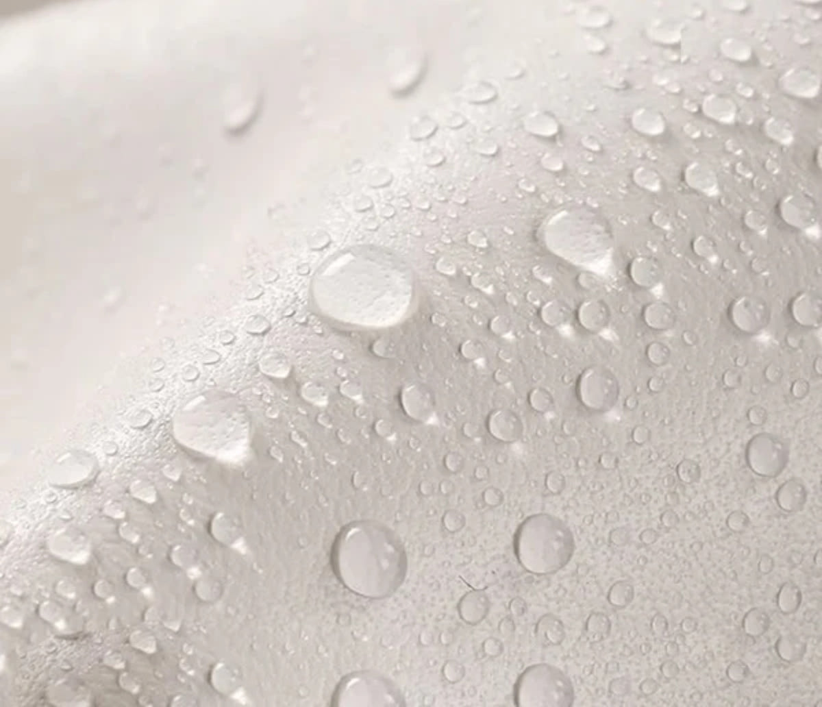 Gouttes d'eau perlant sur le revêtement