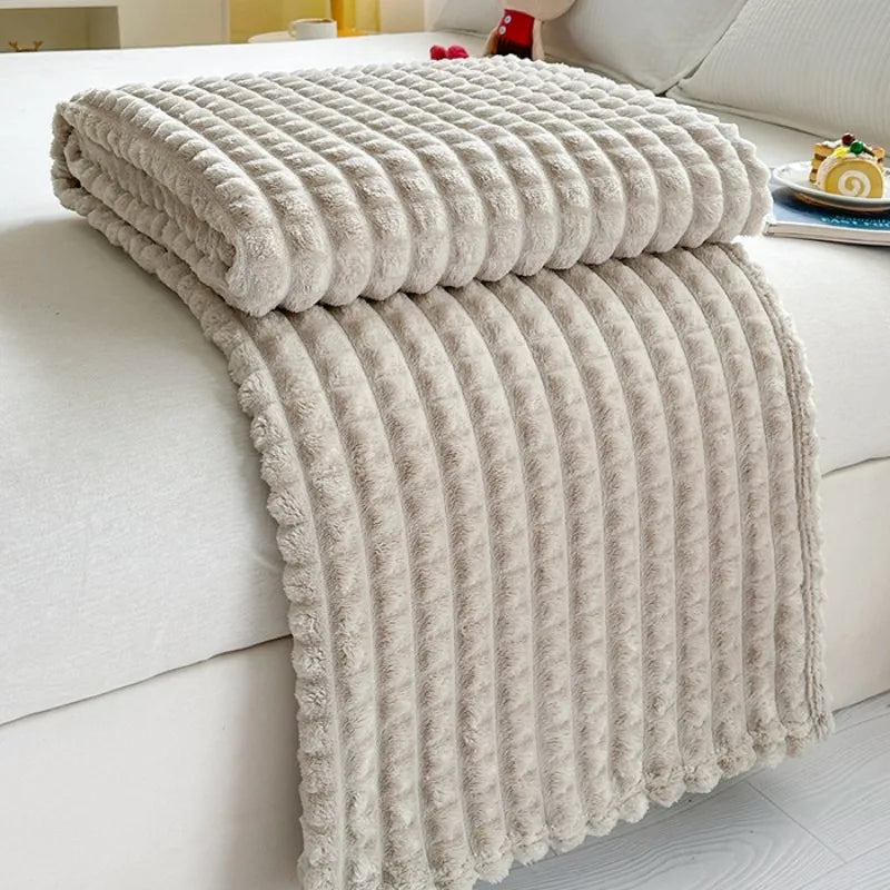 Plaid effet fourrure côtelé – relief quadrillé, du canapé au lit deux places