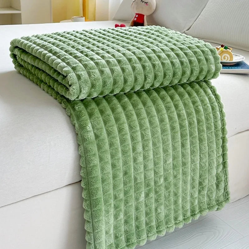 Plaid effet fourrure côtelé – relief quadrillé, du canapé au lit deux places