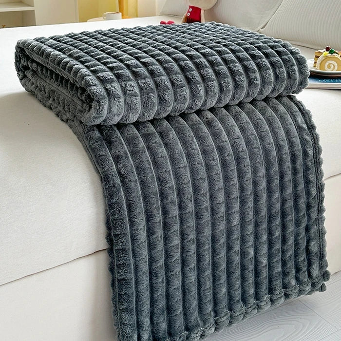 Plaid effet fourrure côtelé – relief quadrillé, du canapé au lit deux places