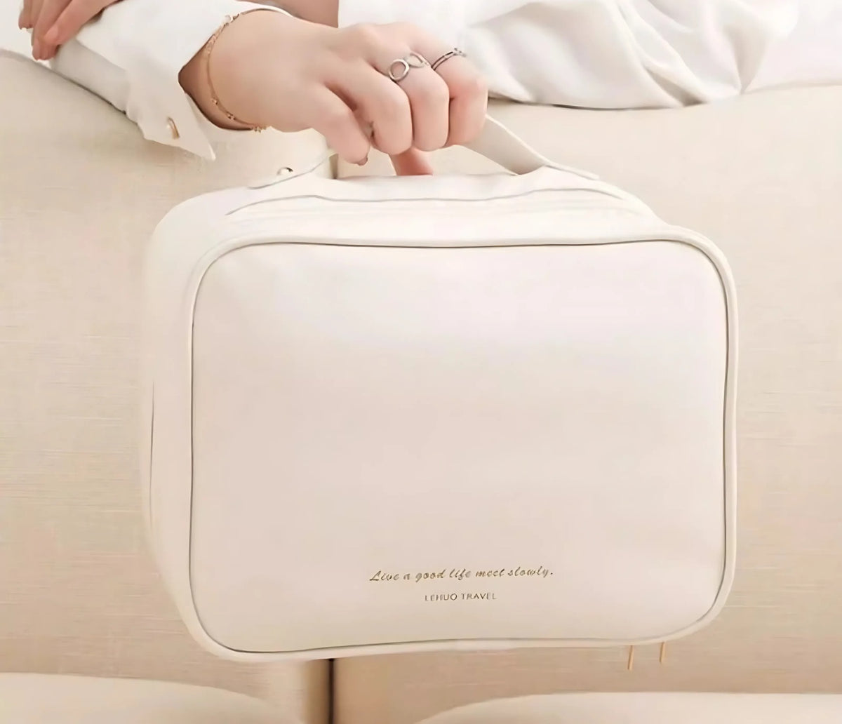 Trousse tenue par la poignée