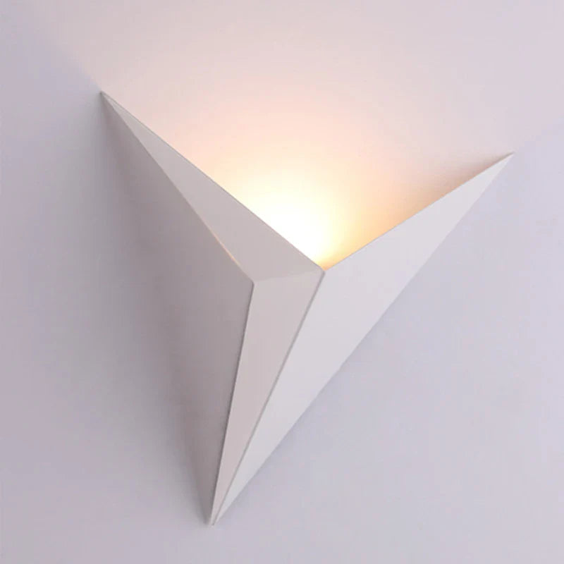 Applique murale triangulaire – lumière indirecte vers le haut