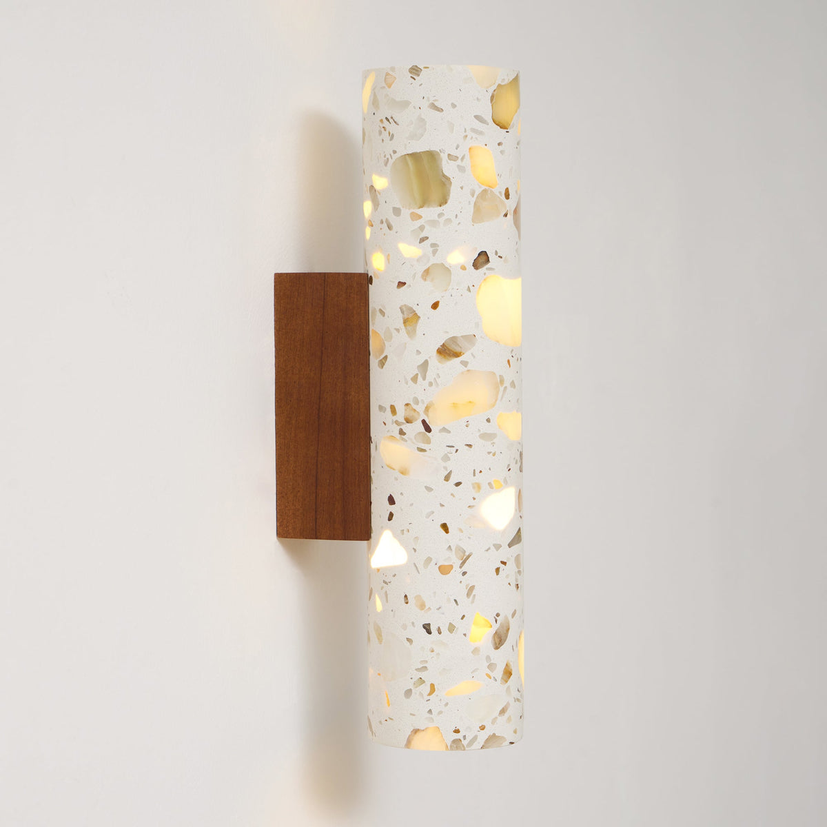 Applique murale cylindrique en terrazzo – éclairage haut et bas