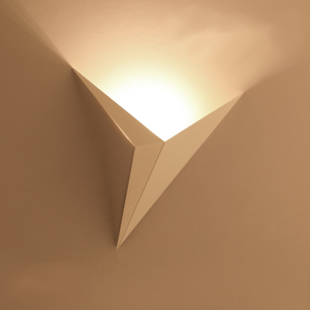 Applique murale triangulaire – lumière indirecte vers le haut