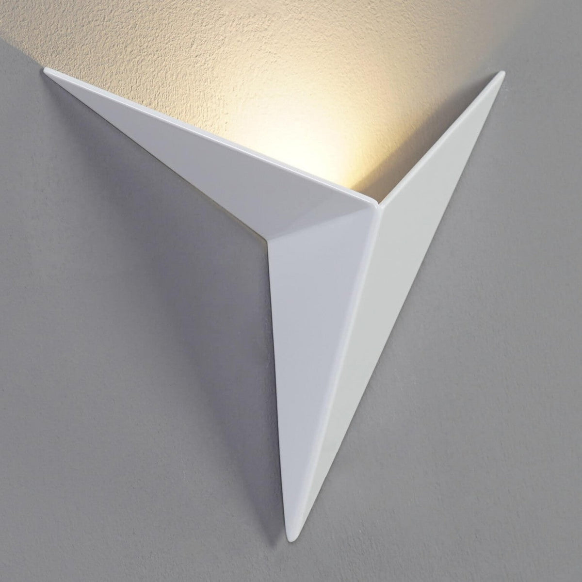 Applique murale triangulaire – lumière indirecte vers le haut