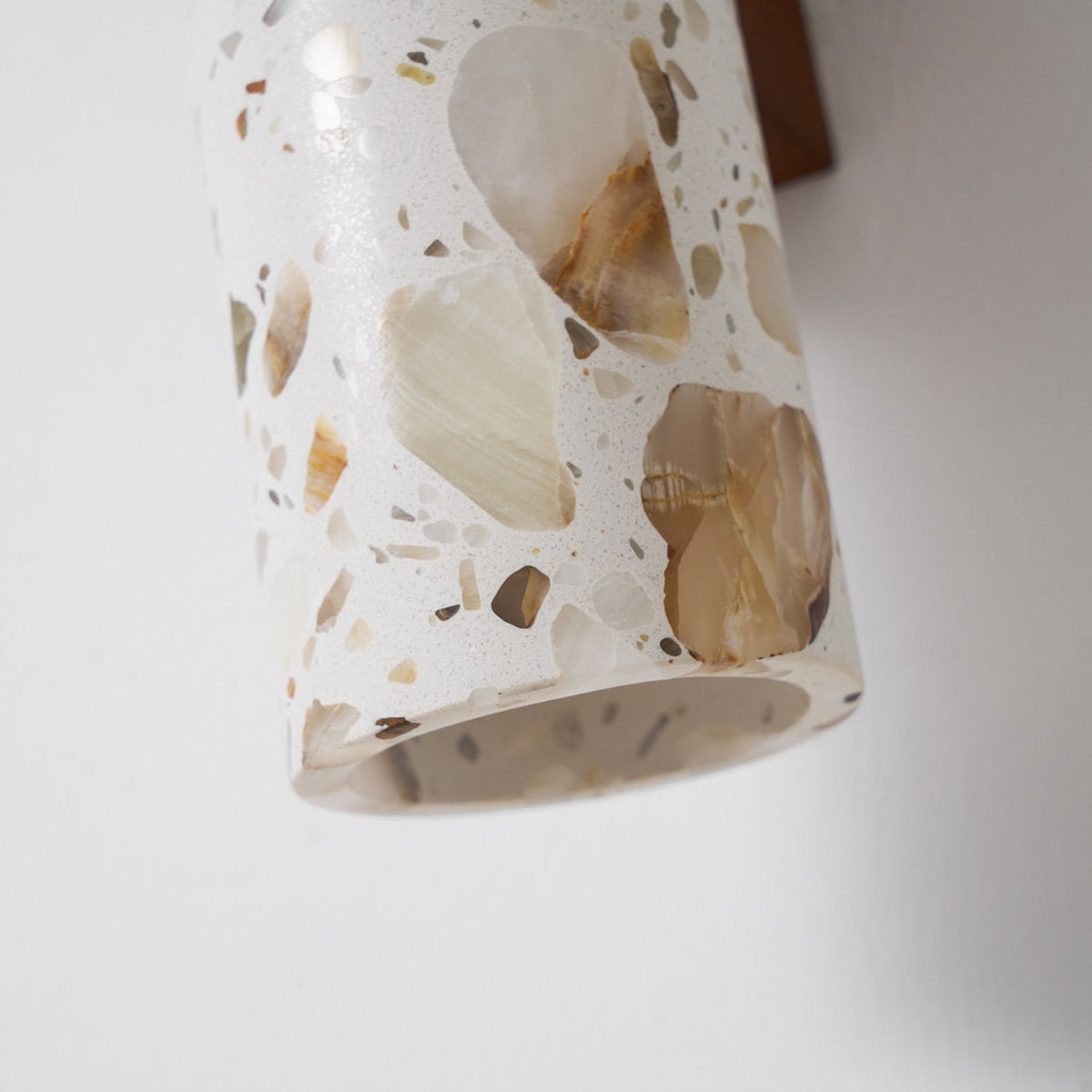 Applique murale cylindrique en terrazzo – éclairage haut et bas