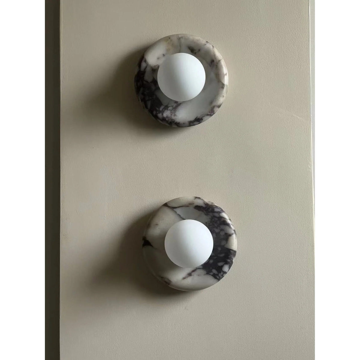 Applique murale Hako – marbre et verre de style moderne