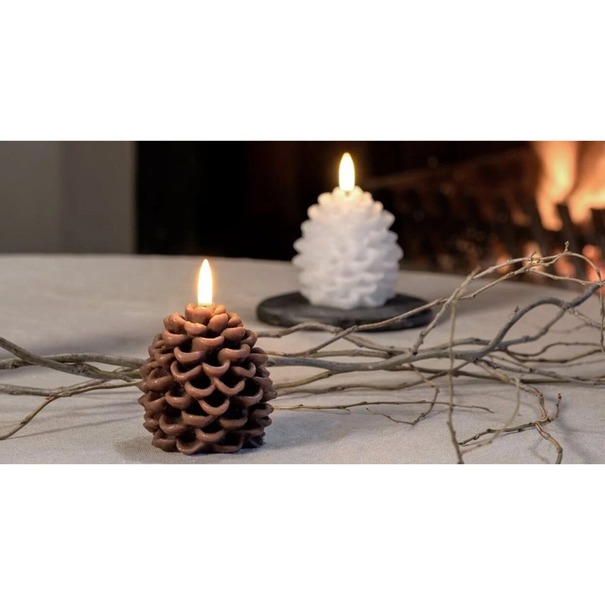 Bougie LED en forme de pomme de pin – cire blanche décorative