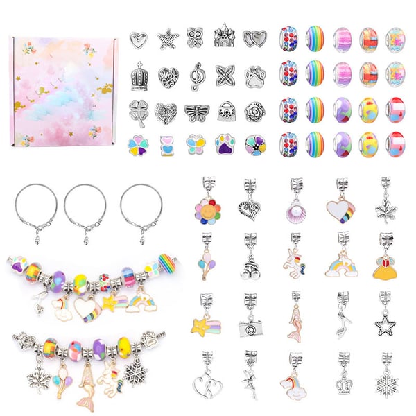 Vue d'ensemble des perles, breloques et bracelets du coffret