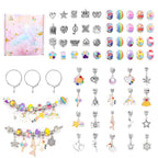 Vue d'ensemble des perles, breloques et bracelets du coffret