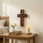 Croix murale bois naturel – Cœurs sculptés entrecroisés