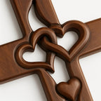 Croix murale bois naturel – Cœurs sculptés entrecroisés