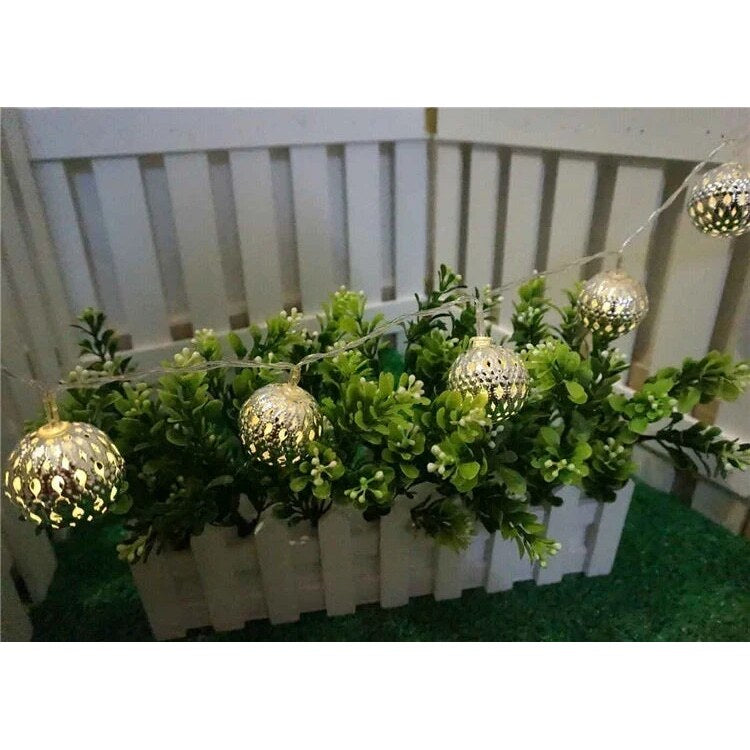 Guirlande lumineuse – boules en fer émaillé ajourées