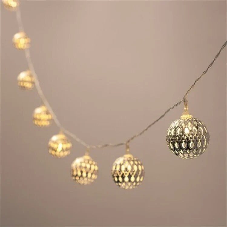 Guirlande lumineuse – boules en fer émaillé ajourées