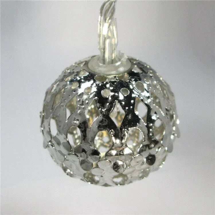 Guirlande lumineuse – boules en fer émaillé ajourées