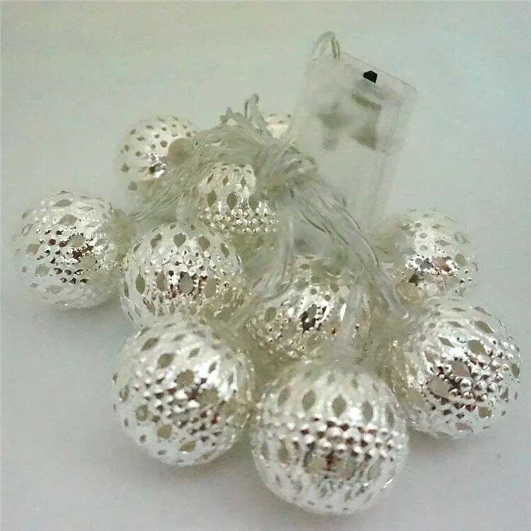 Guirlande lumineuse – boules en fer émaillé ajourées