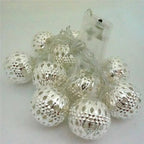 Guirlande lumineuse – boules en fer émaillé ajourées
