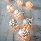 Guirlande lumineuse – boules en fer émaillé ajourées