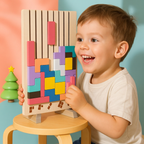 Enfant tenant le puzzle en bois rempli de blocs colorés