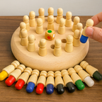 Le plateau de jeu en bois avec ses pions colorés