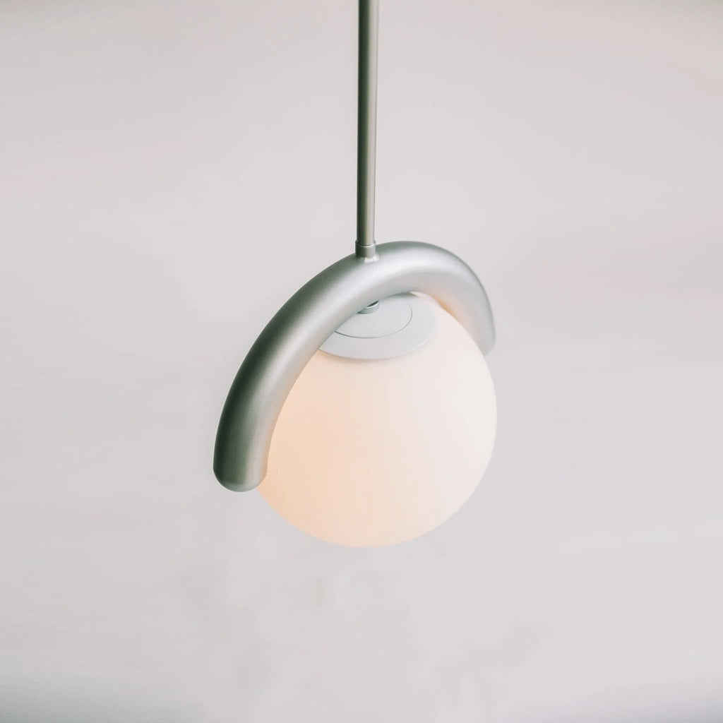 Lustre linéaire suspendu – tube courbé, métal et verre clair