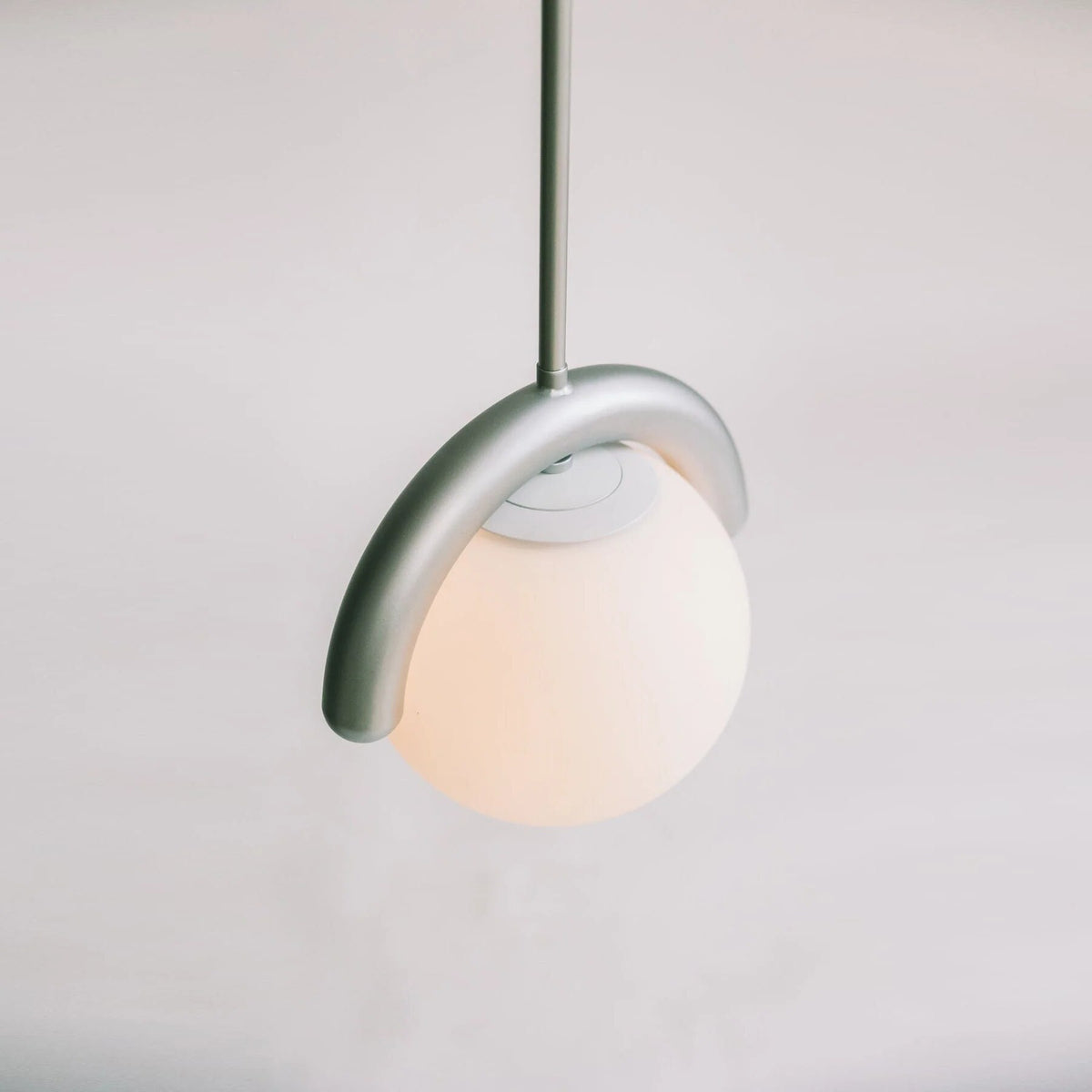 Lustre linéaire suspendu – tube courbé, métal et verre clair