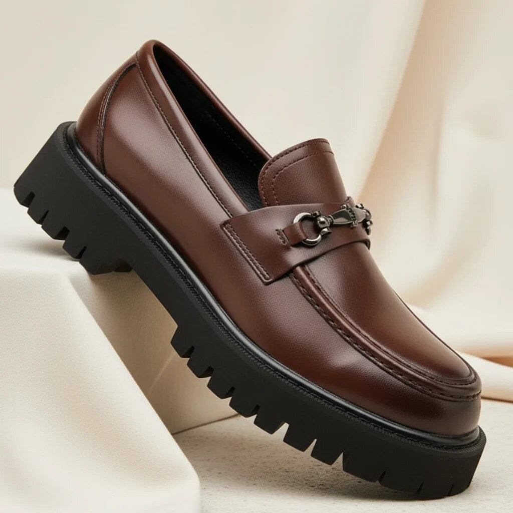 Mocassins homme – semelle crantée épaisse, détail métallique