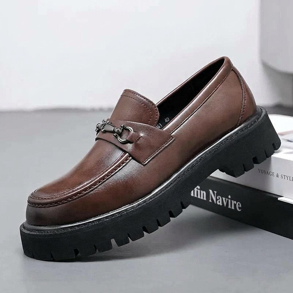 Mocassins homme – semelle crantée épaisse, détail métallique