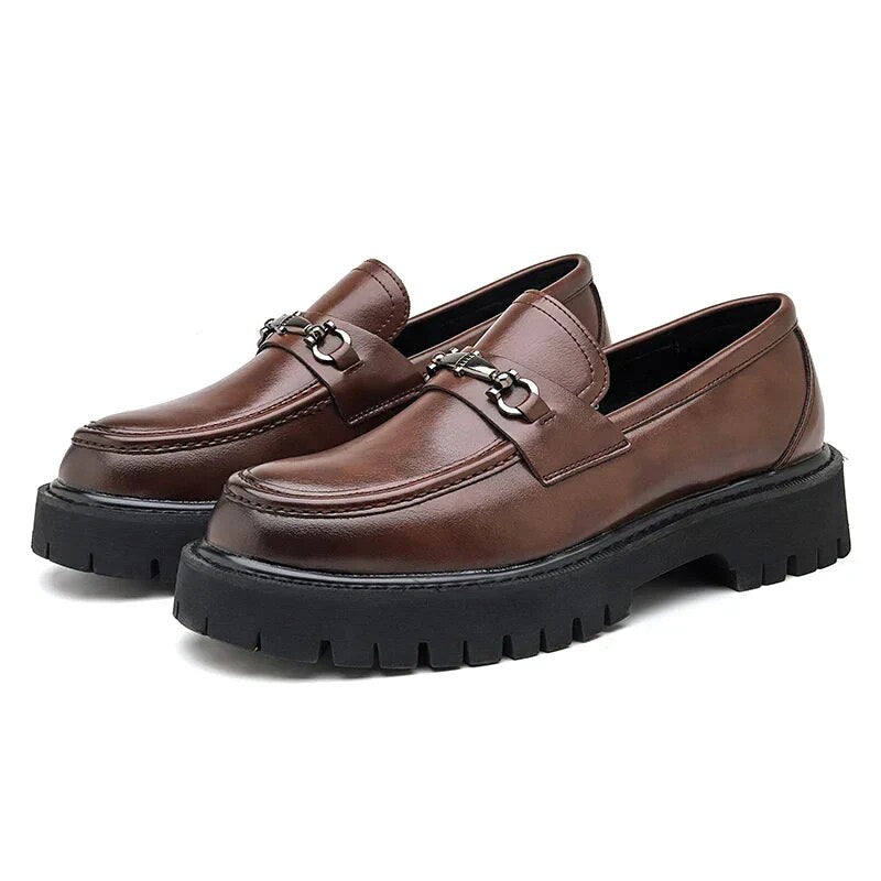 Mocassins homme – semelle crantée épaisse, détail métallique