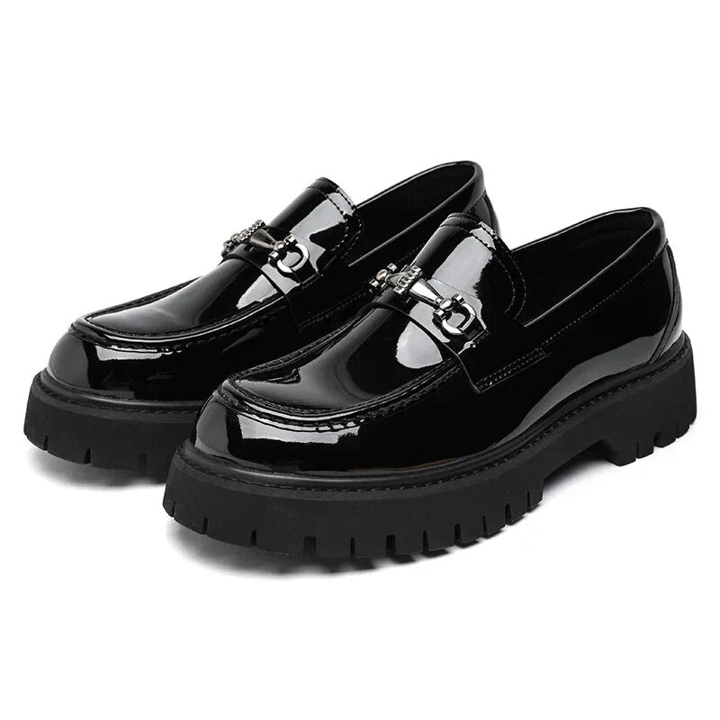 Mocassins homme – semelle crantée épaisse, détail métallique