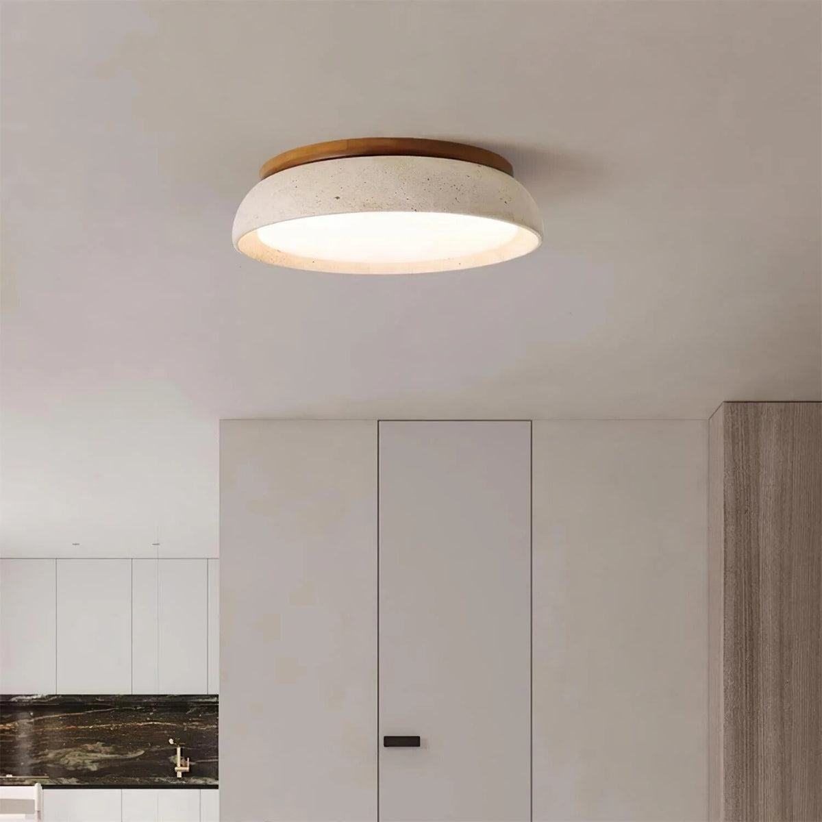Plafonnier Kloris – travertin naturel, finitions bois