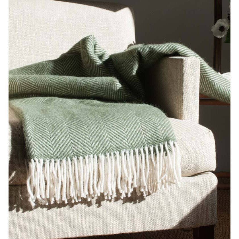 Plaid en laine à chevrons – Vert olive, blanc cassé et franges