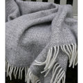 Plaid en pure laine vierge – Gris et écru, motif géométrique