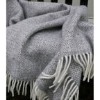 Plaid en pure laine vierge – Gris et écru, motif géométrique