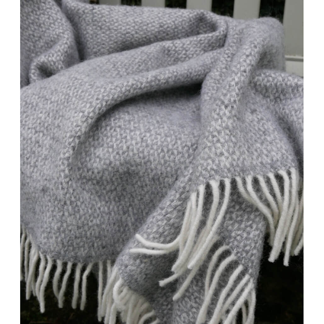 Plaid en pure laine vierge – Gris et écru, motif géométrique