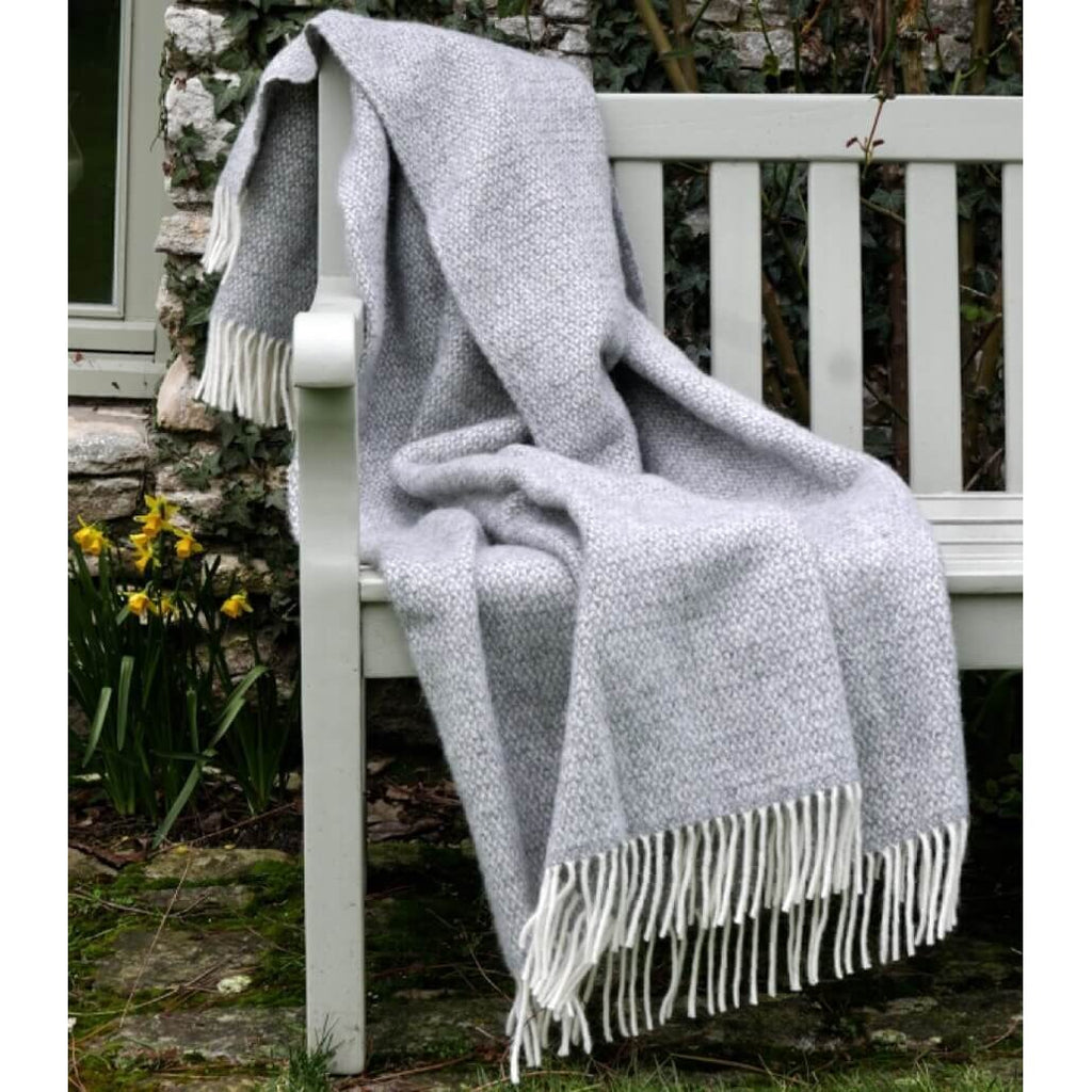 Plaid en pure laine vierge – Gris et écru, motif géométrique